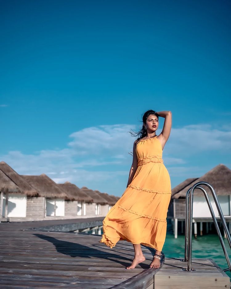 Amala Paul: జాకెట్ తీసి మరి అమలా పాల్ రచ్చ.. బీచ్ లో హాట్ గా అందాల ప్రదర్శన