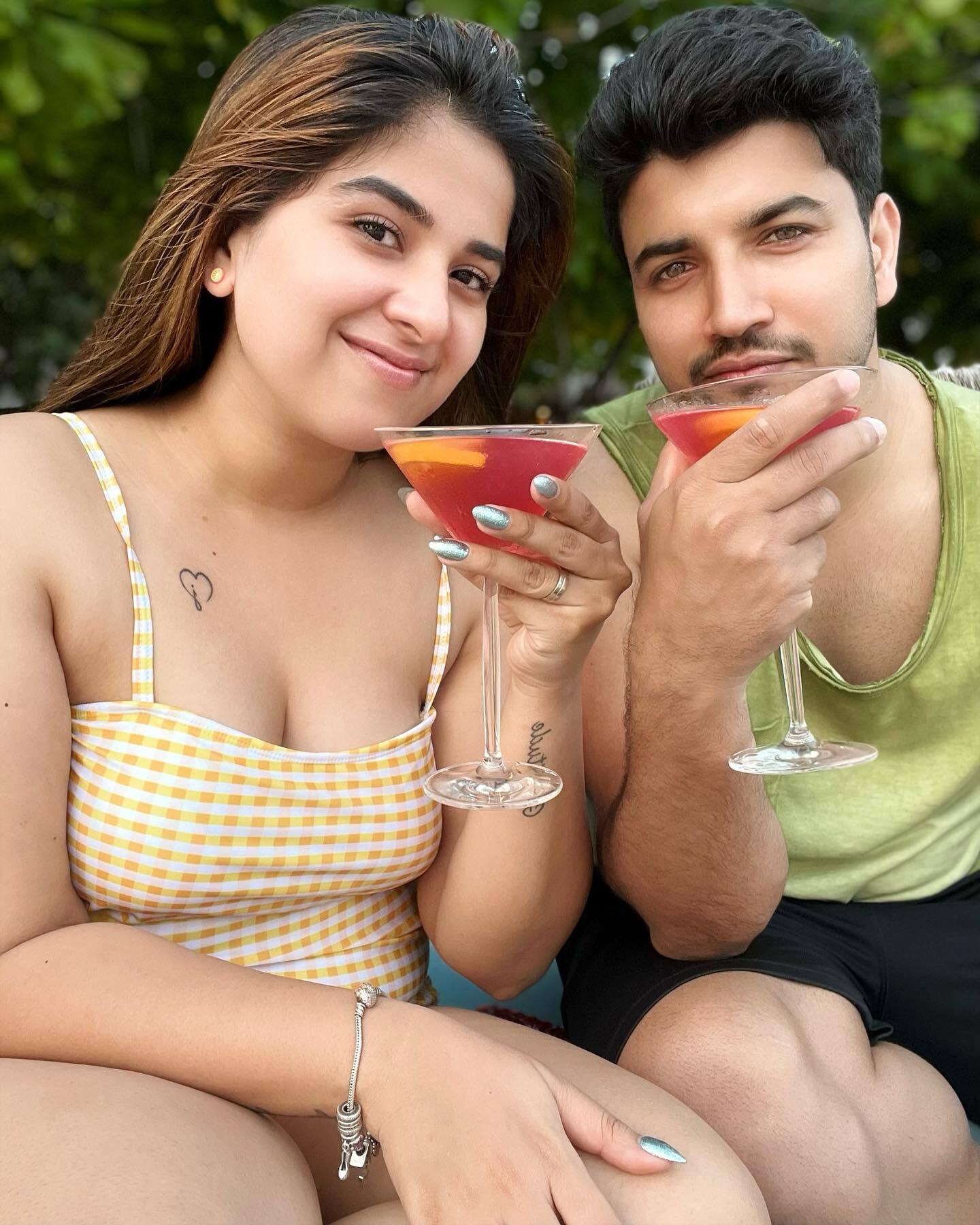 Aparna Thomas And Her Husband Jeeva Joseph Vacation Romantic Pics Goes Viral