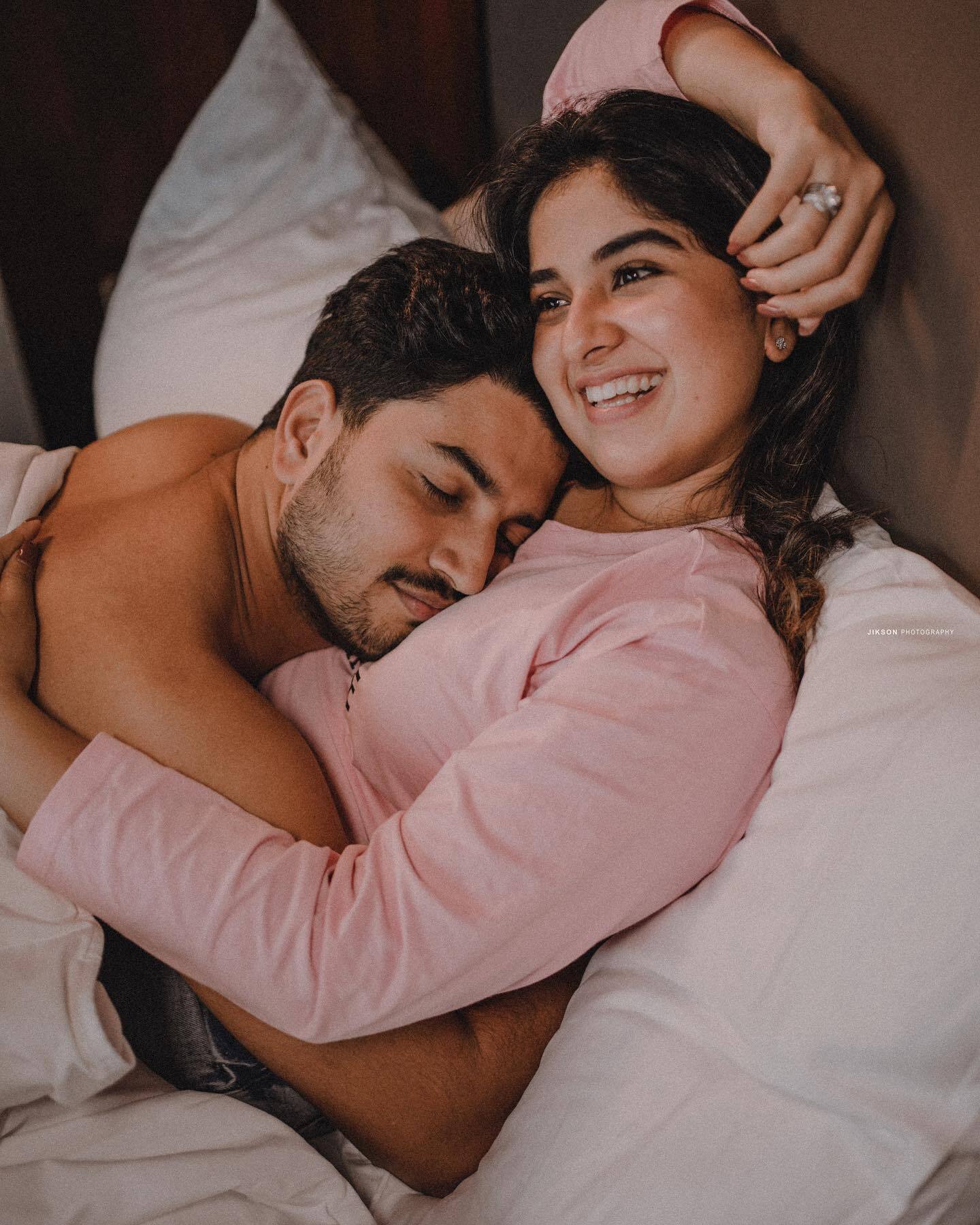 Aparna Thomas And His Husband Jeeva Joseph Vaccation Romantic Pics Goes