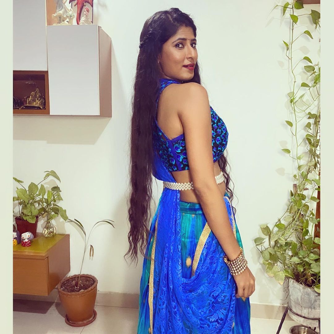 Bigg Boss Telugu 6: బిగ్​బాస్​లోకి అడుగు పెట్టిన యాంకర్​ నేహా చౌదరి గ్లామర్ పిక్స్​..