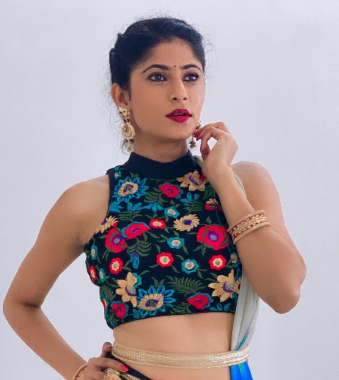 Bigg Boss Telugu 6: బిగ్​బాస్​లోకి అడుగు పెట్టిన యాంకర్​ నేహా చౌదరి గ్లామర్ పిక్స్​..