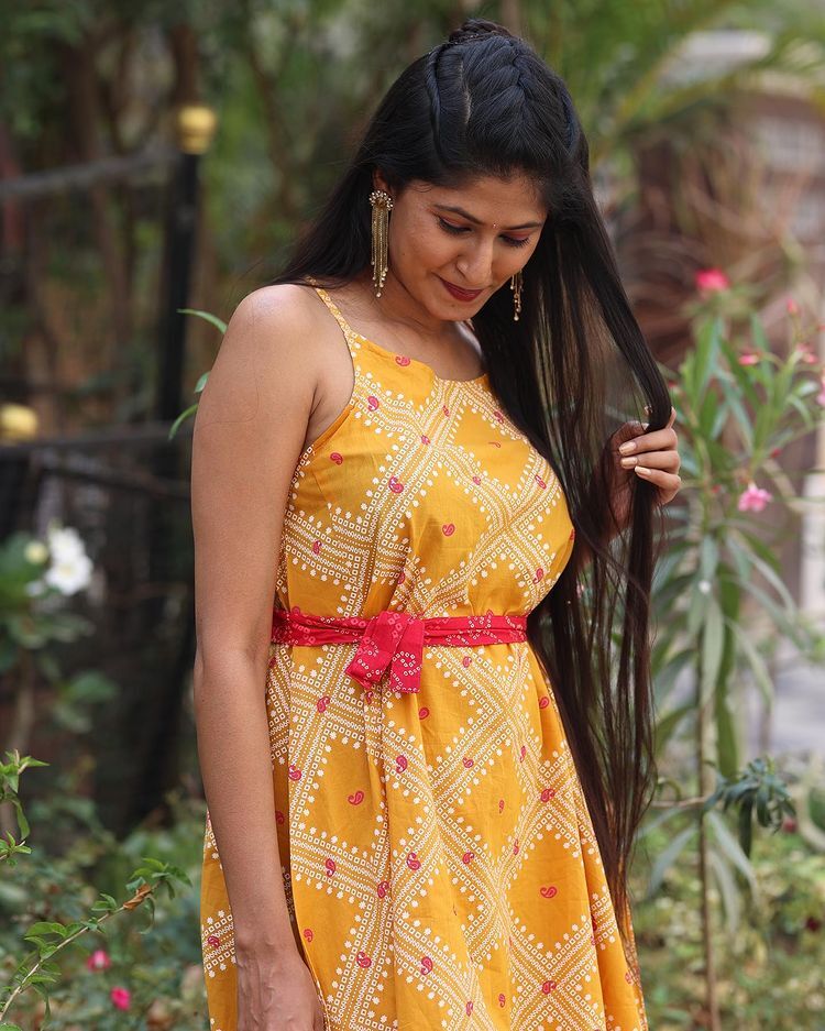 Bigg Boss Telugu 6: బిగ్​బాస్​లోకి అడుగు పెట్టిన యాంకర్​ నేహా చౌదరి గ్లామర్ పిక్స్​..