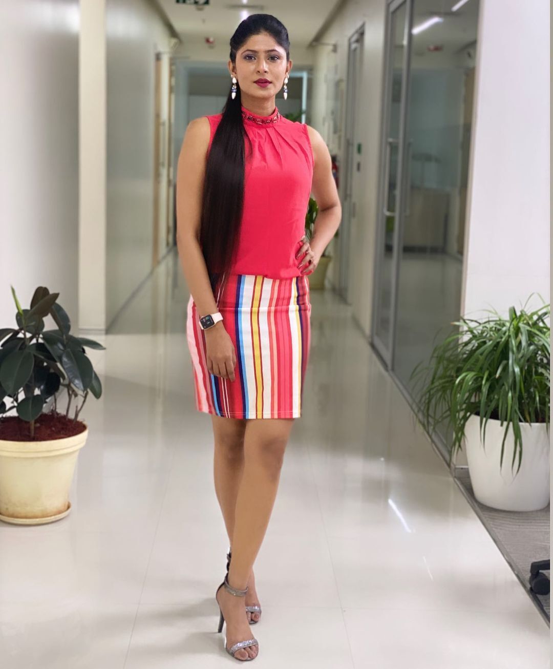 Bigg Boss Telugu 6: బిగ్​బాస్​లోకి అడుగు పెట్టిన యాంకర్​ నేహా చౌదరి గ్లామర్ పిక్స్​..