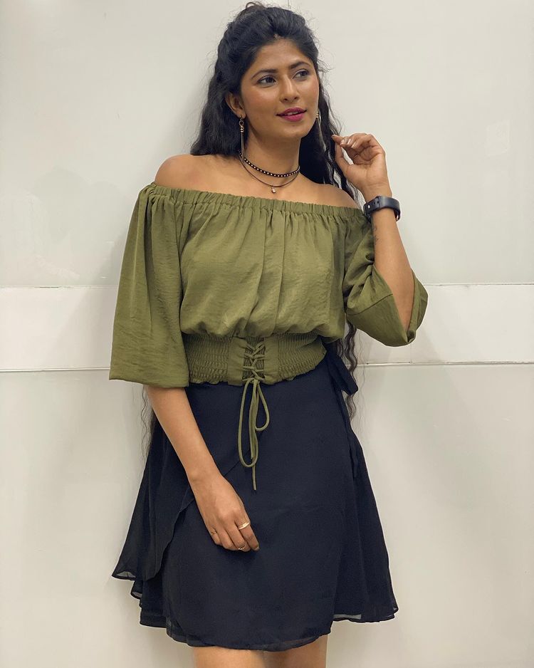 Bigg Boss Telugu 6: బిగ్​బాస్​లోకి అడుగు పెట్టిన యాంకర్​ నేహా చౌదరి గ్లామర్ పిక్స్​..