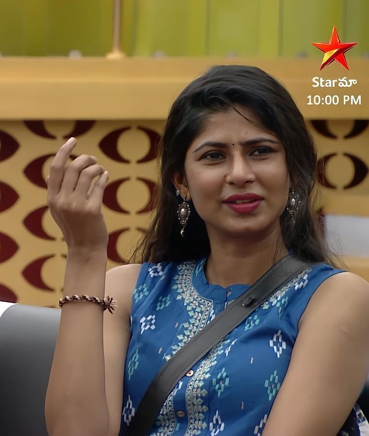 Bigg Boss Telugu 6: బిగ్​బాస్​లోకి అడుగు పెట్టిన యాంకర్​ నేహా చౌదరి గ్లామర్ పిక్స్​..