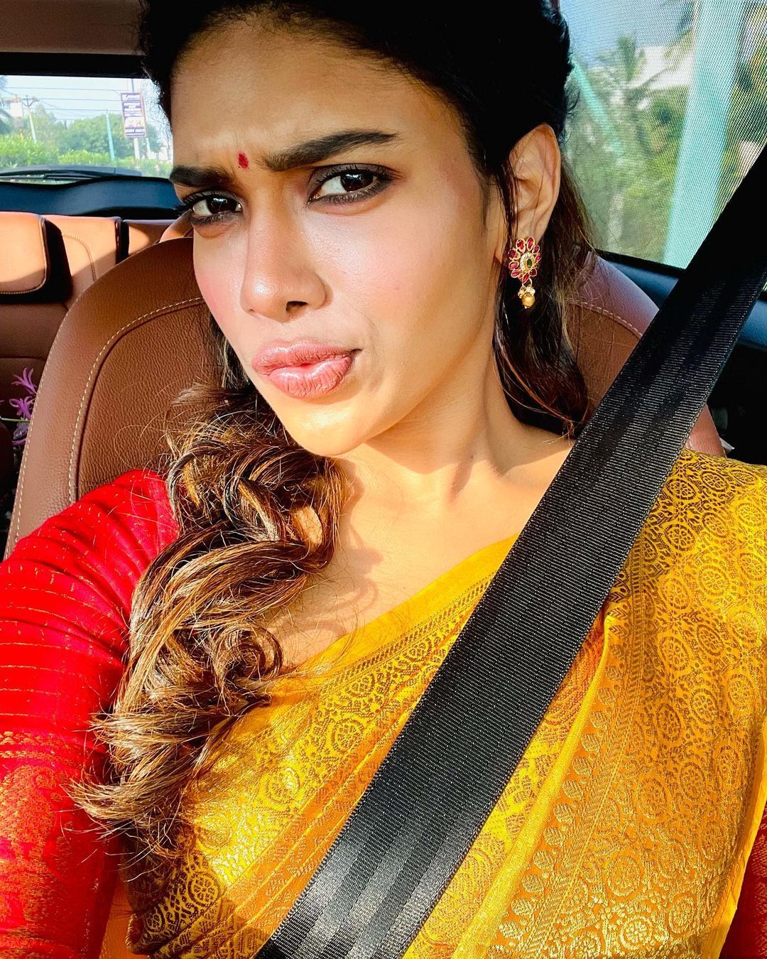 சார்பட்டா பரம்பரை மாரியம்மாவா இது.. பிங்க் பிகினியில் பதற வைக்கிறாங்களே!