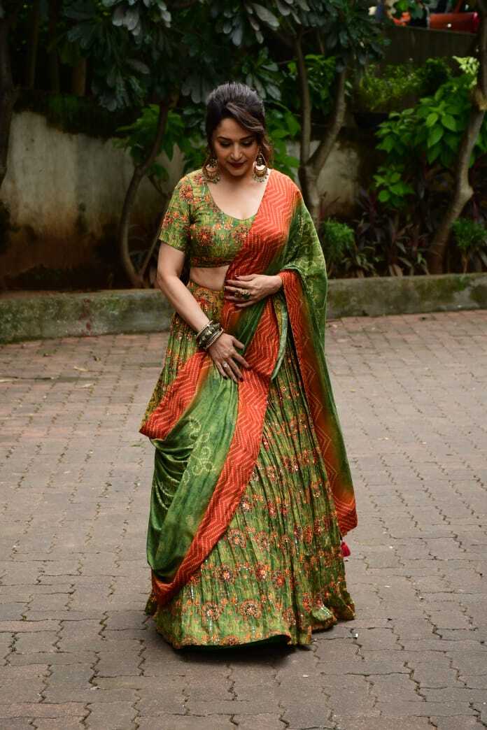 Madhuri Dixit Looks Stunning On the sets of Jalak Dikh La Ja Show
