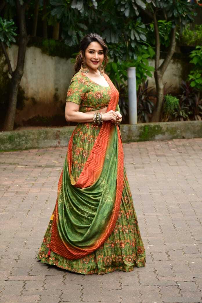 Madhuri Dixit Looks Stunning On the sets of Jalak Dikh La Ja Show