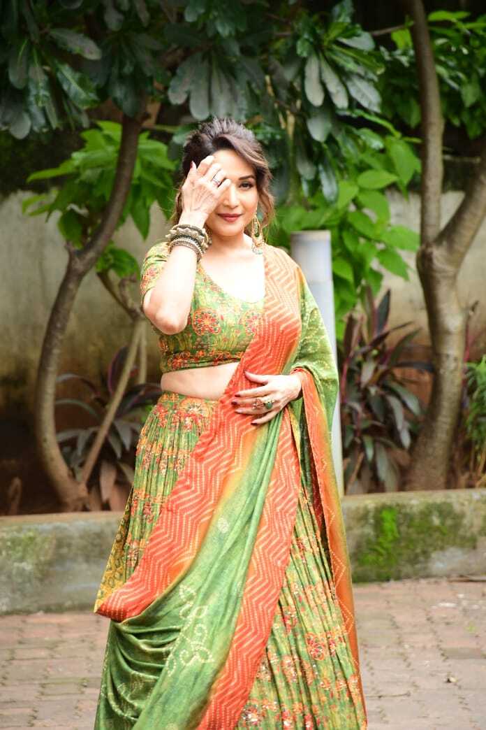 Madhuri Dixit Looks Stunning On the sets of Jalak Dikh La Ja Show