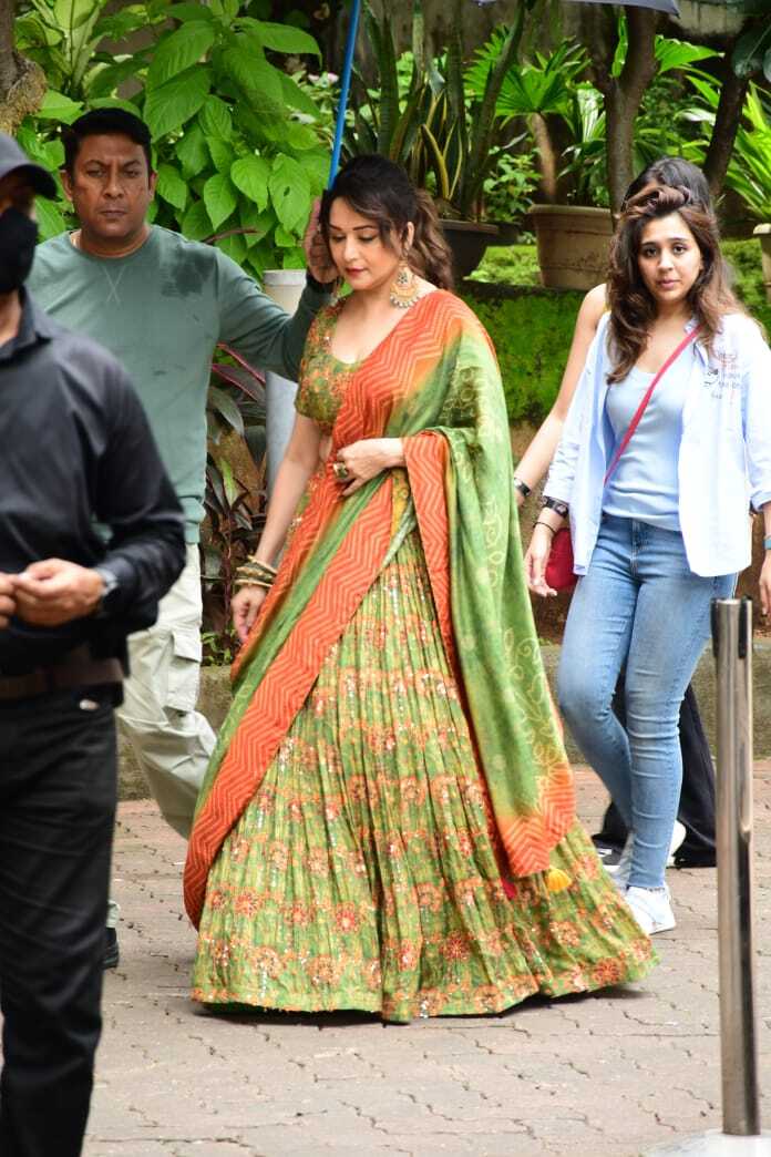 Madhuri Dixit Looks Stunning On the sets of Jalak Dikh La Ja Show