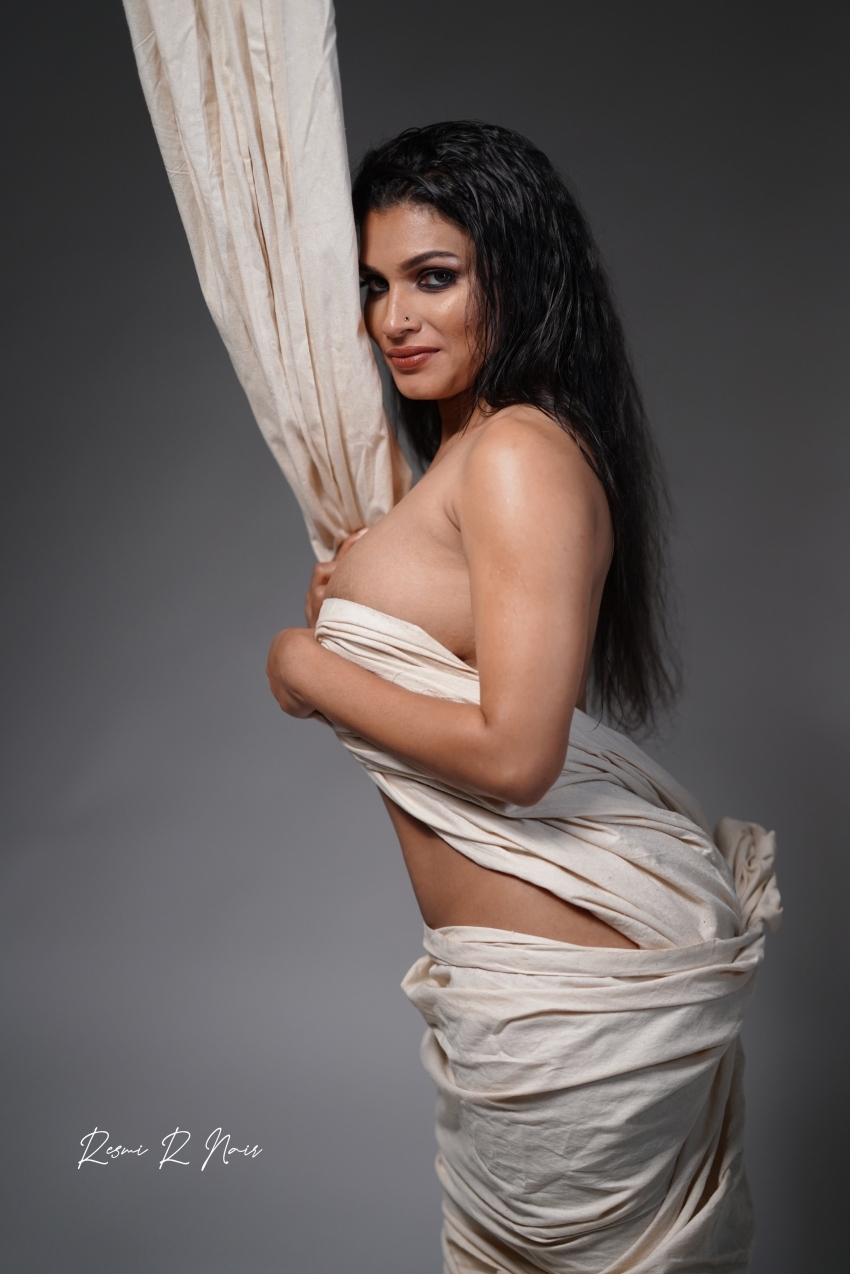 ಮಲಯಾಳಂ ಬೆಡಗಿ ರೆಶ್ಮಿ ಆರ್ ನಾಯರ್ ಮಾದಕ ಫೋಟೊಗಳು