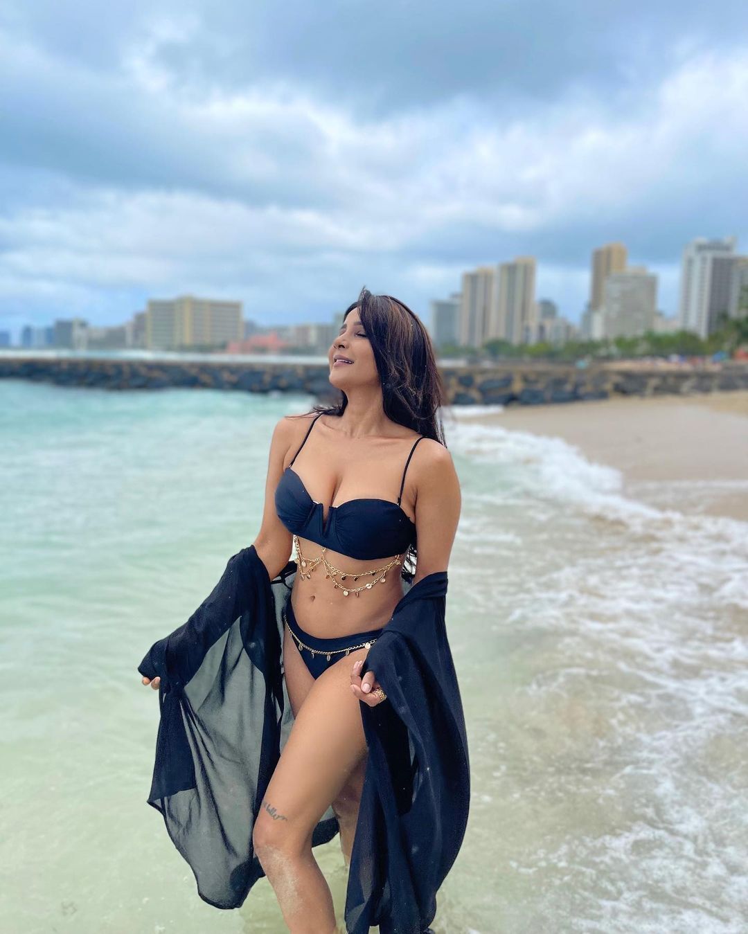 Sakshi Agarwal Looks Stunning In this Outfit