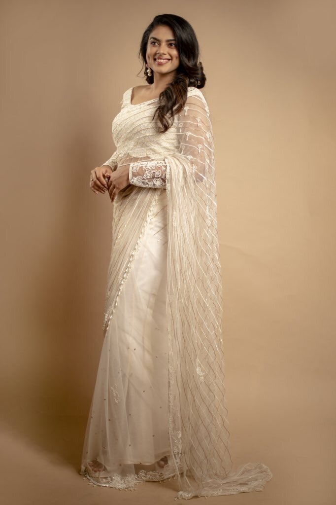 சுடிதாரில் ஜொலிக்கும் நிலவு.. சித்தி இத்னானியின் வேற லெவல் போட்டோஸ்!