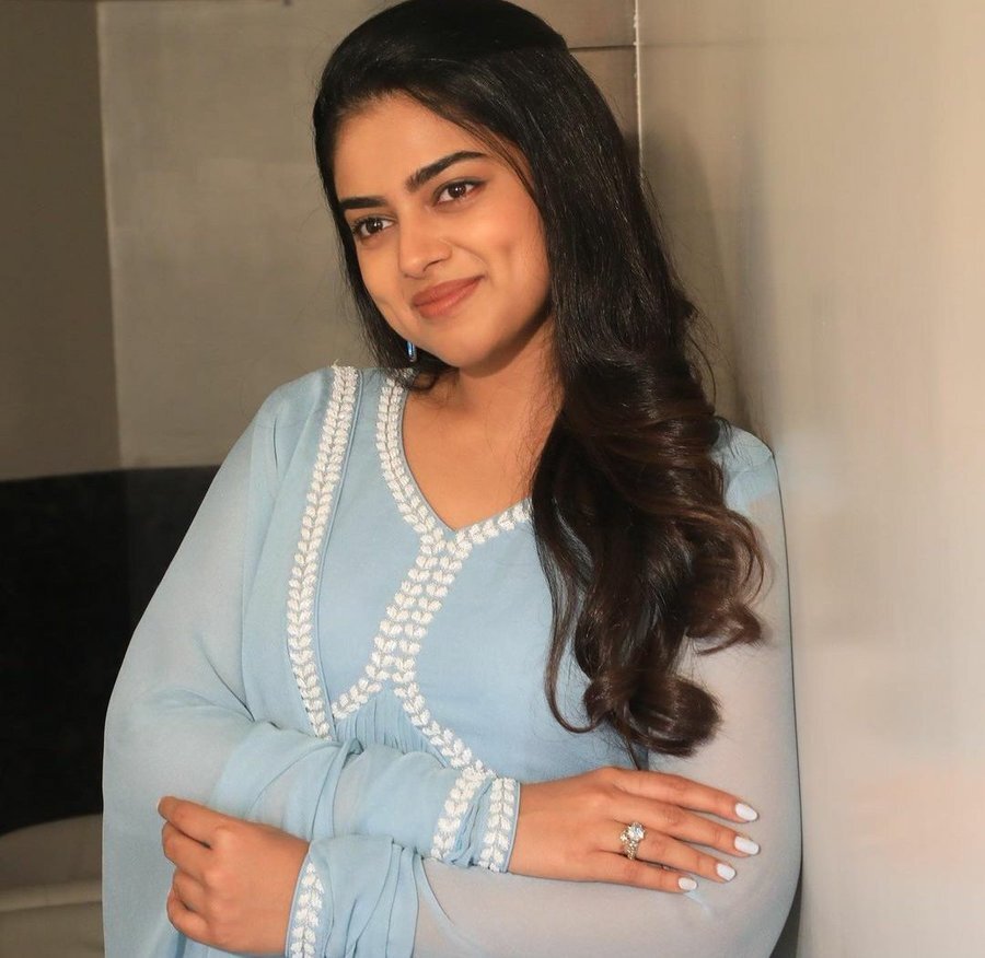 சுடிதாரில் ஜொலிக்கும் நிலவு.. சித்தி இத்னானியின் வேற லெவல் போட்டோஸ்!