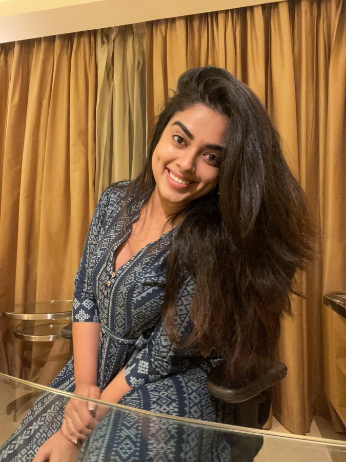 சுடிதாரில் ஜொலிக்கும் நிலவு.. சித்தி இத்னானியின் வேற லெவல் போட்டோஸ்!