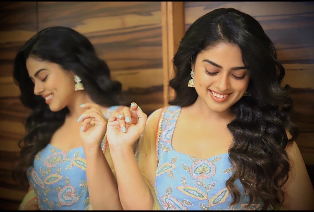 சுடிதாரில் ஜொலிக்கும் நிலவு.. சித்தி இத்னானியின் வேற லெவல் போட்டோஸ்!