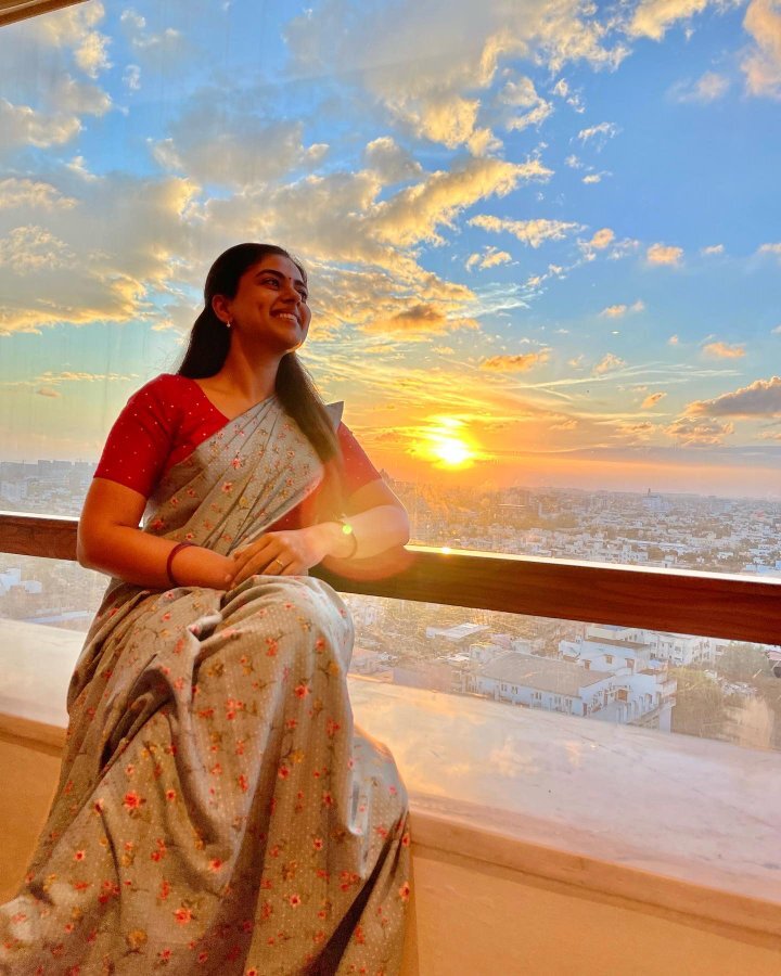 சுடிதாரில் ஜொலிக்கும் நிலவு.. சித்தி இத்னானியின் வேற லெவல் போட்டோஸ்!