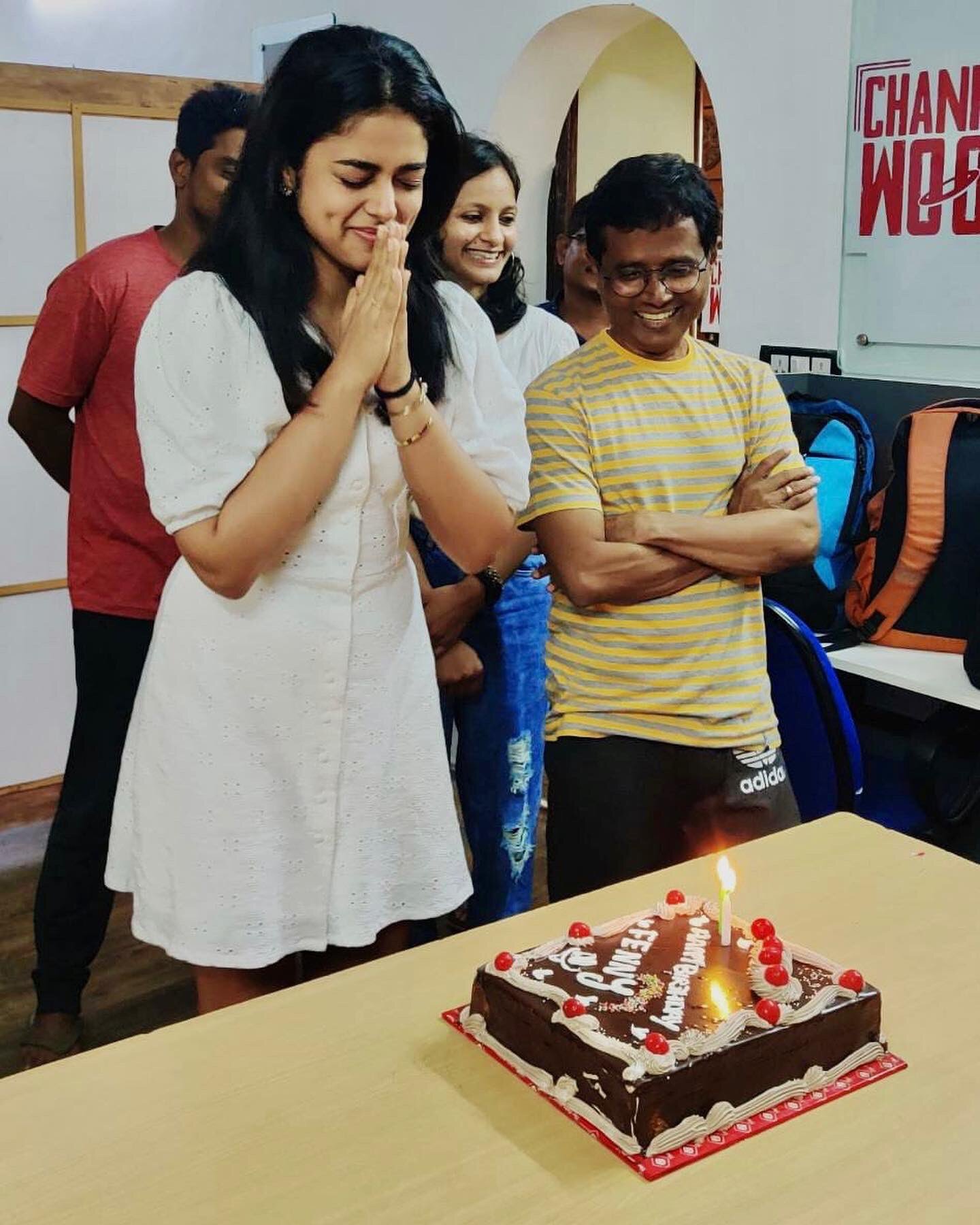 சுடிதாரில் ஜொலிக்கும் நிலவு.. சித்தி இத்னானியின் வேற லெவல் போட்டோஸ்!