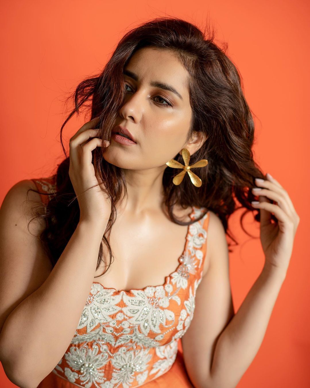 ಸೌತ್ ಬ್ಯೂಟಿ ರಾಶಿ ಖನ್ನಾ ಹೂವಿನ ಗೌನ್‌ನಲ್ಲಿ ಕೊಟ್ಟ ಪೋಸ್‌ಗೆ ಫ್ಯಾನ್ಸ್ ಫಿದಾ!