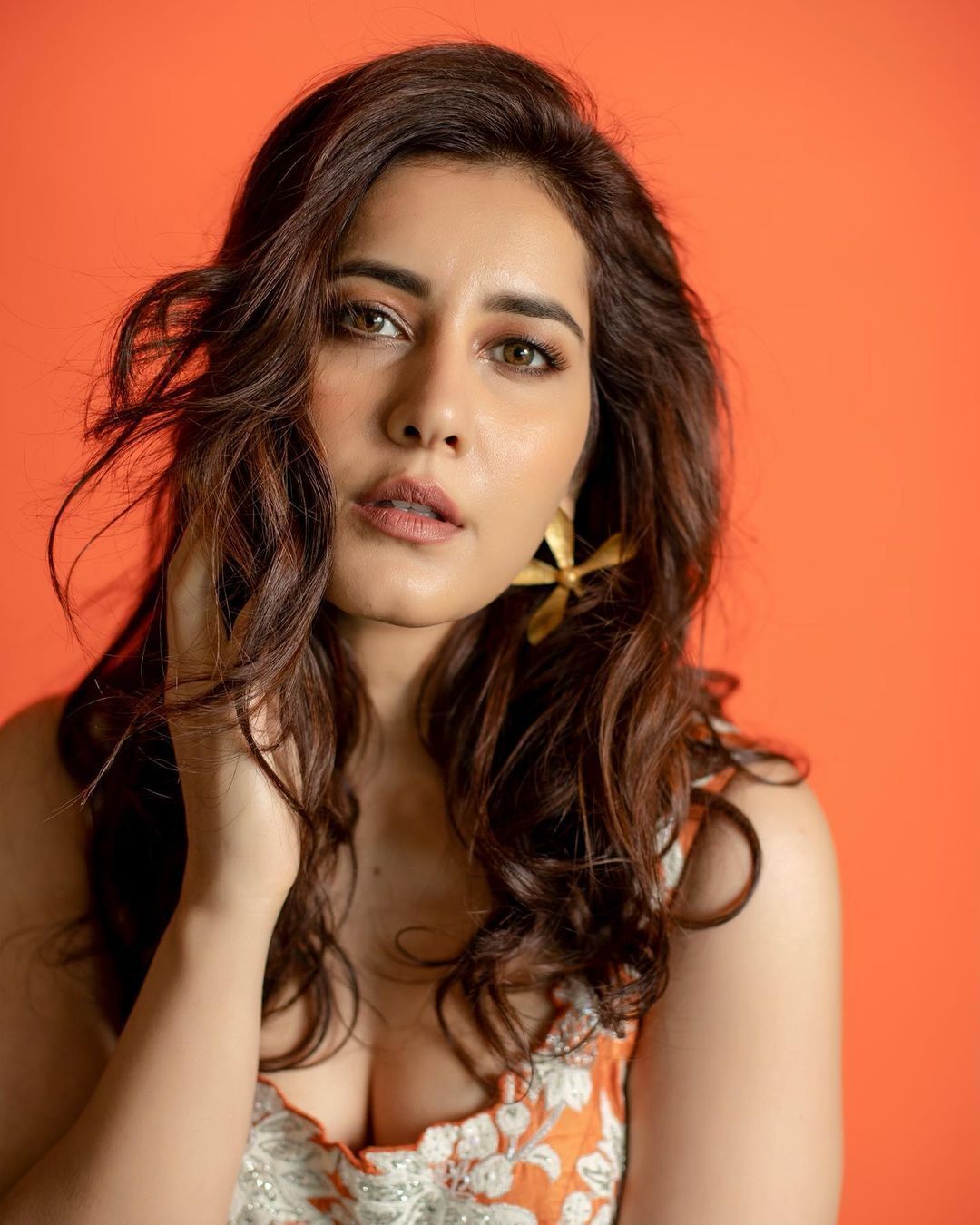 ಸೌತ್ ಬ್ಯೂಟಿ ರಾಶಿ ಖನ್ನಾ ಹೂವಿನ ಗೌನ್‌ನಲ್ಲಿ ಕೊಟ್ಟ ಪೋಸ್‌ಗೆ ಫ್ಯಾನ್ಸ್ ಫಿದಾ!