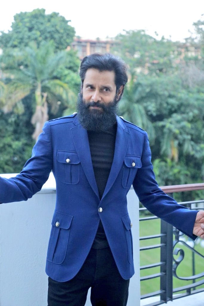 கெத்தாக போஸ் கொடுத்த ஆதித்த கரிகாலன்.. பிரமோஷன் போட்டோஸ்!