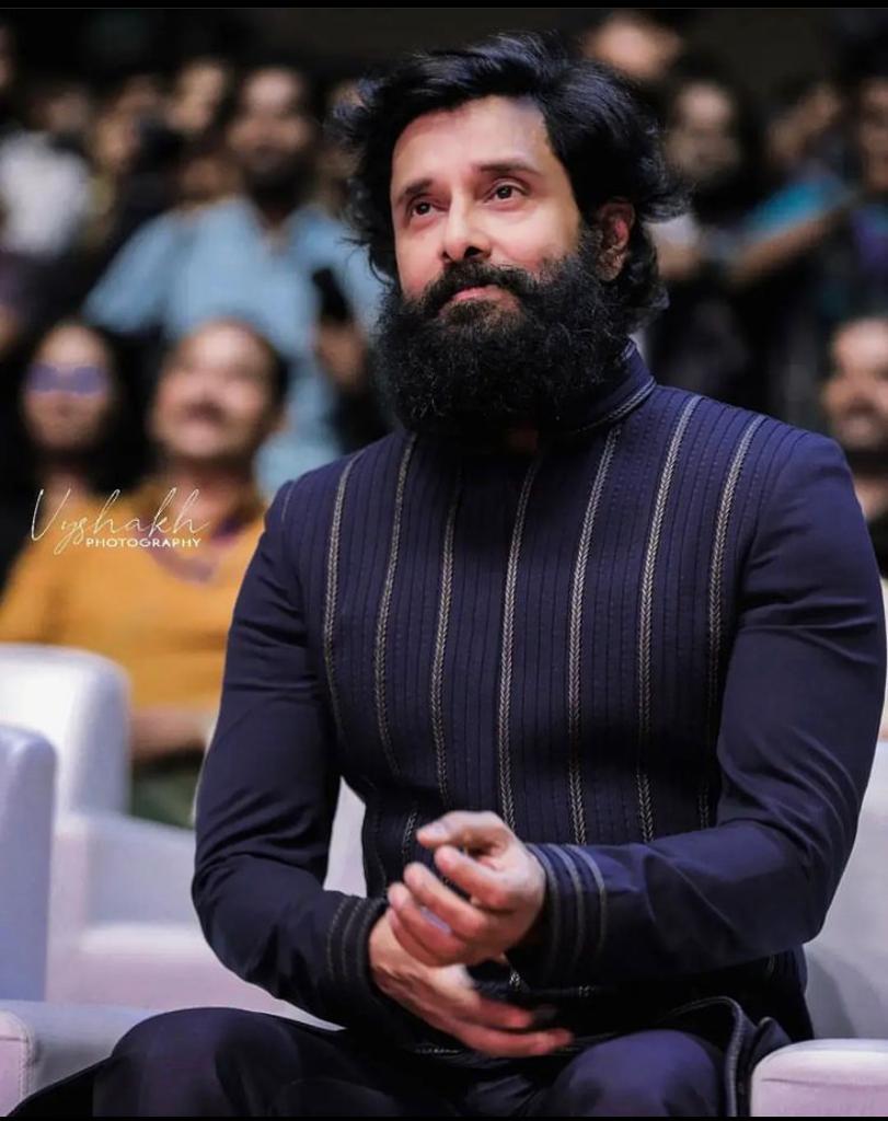 கெத்தாக போஸ் கொடுத்த ஆதித்த கரிகாலன்.. பிரமோஷன் போட்டோஸ்!