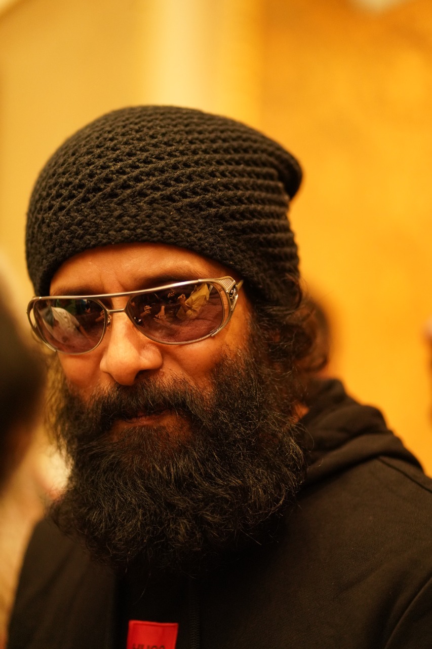 கெத்தாக போஸ் கொடுத்த ஆதித்த கரிகாலன்.. பிரமோஷன் போட்டோஸ்!