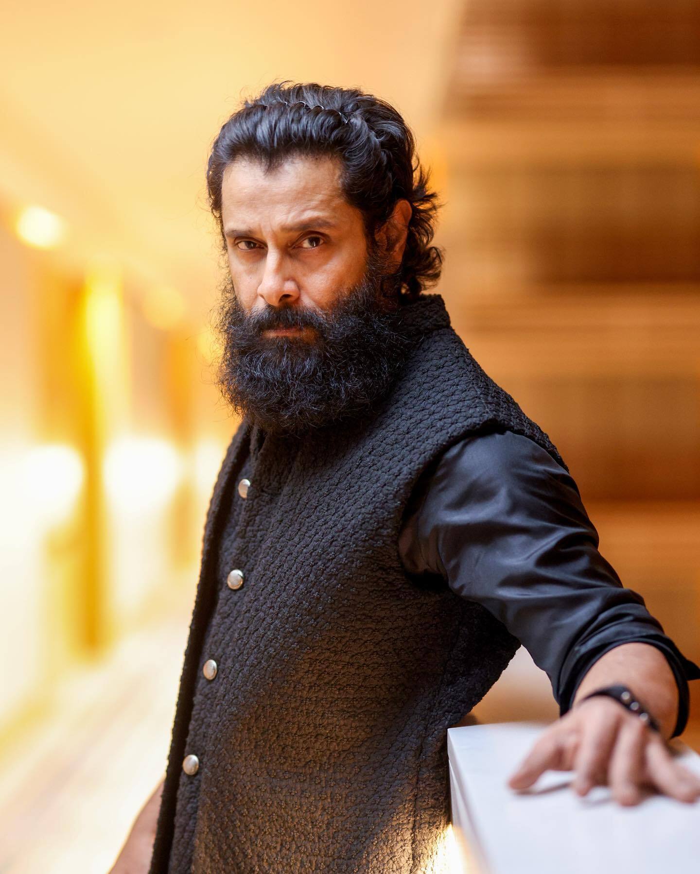 கெத்தாக போஸ் கொடுத்த ஆதித்த கரிகாலன்.. பிரமோஷன் போட்டோஸ்!