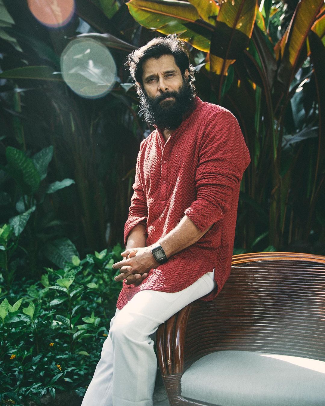 கெத்தாக போஸ் கொடுத்த ஆதித்த கரிகாலன்.. பிரமோஷன் போட்டோஸ்!