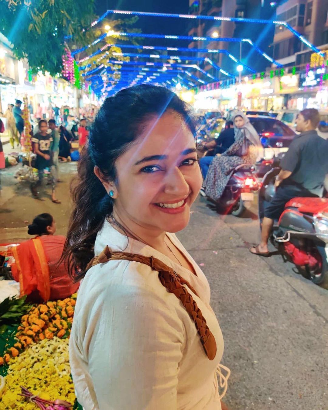 இப்படி சோம்பல் முறித்தால் எப்படி..ரசிகர்களை புலம்ப வைத்த பூனம் பாஜ்வா!