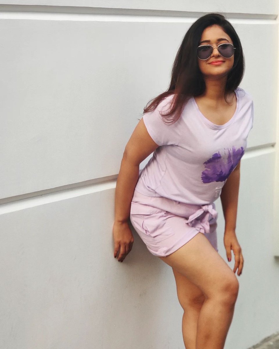 இப்படி சோம்பல் முறித்தால் எப்படி..ரசிகர்களை புலம்ப வைத்த பூனம் பாஜ்வா!