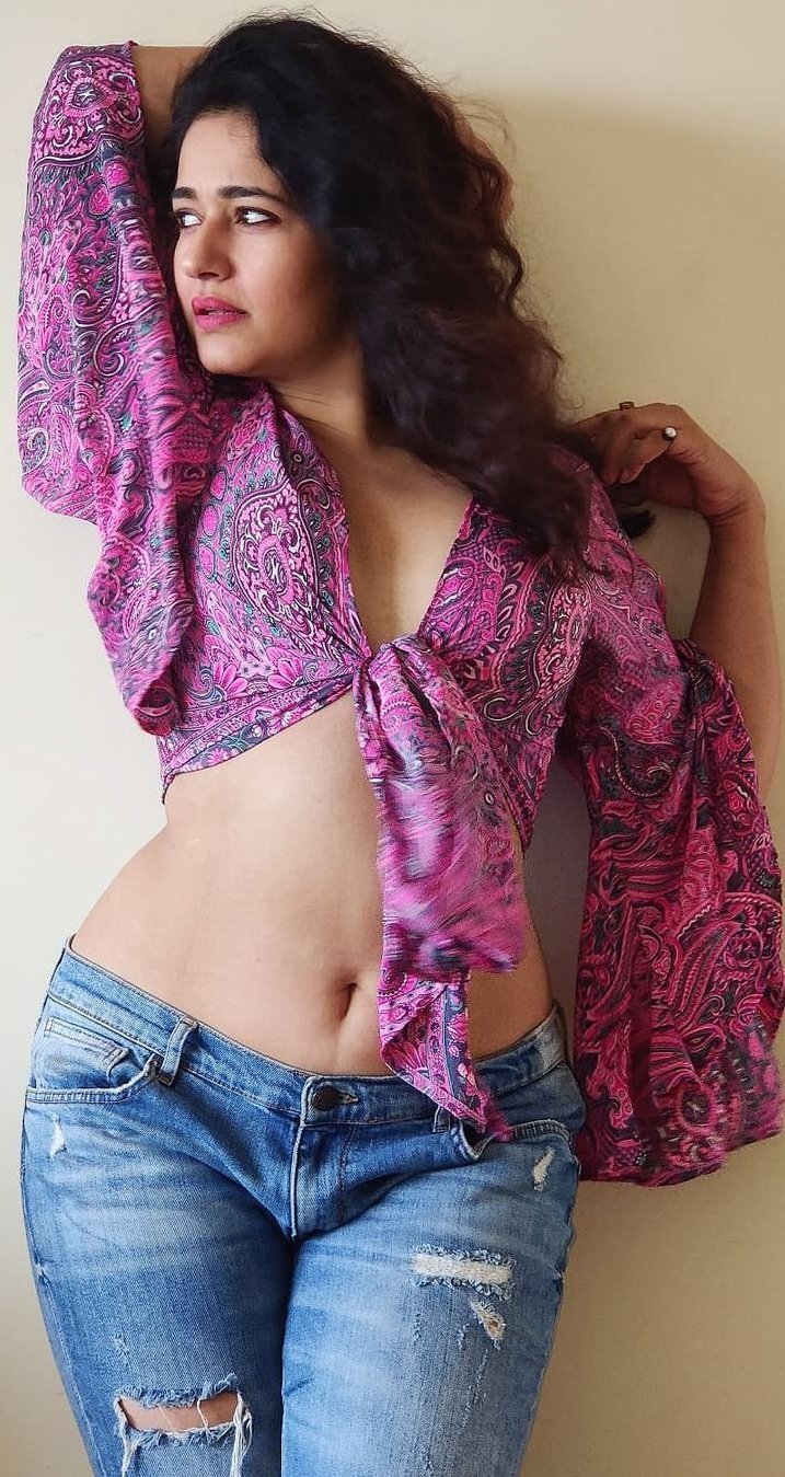 இப்படி சோம்பல் முறித்தால் எப்படி..ரசிகர்களை புலம்ப வைத்த பூனம் பாஜ்வா!