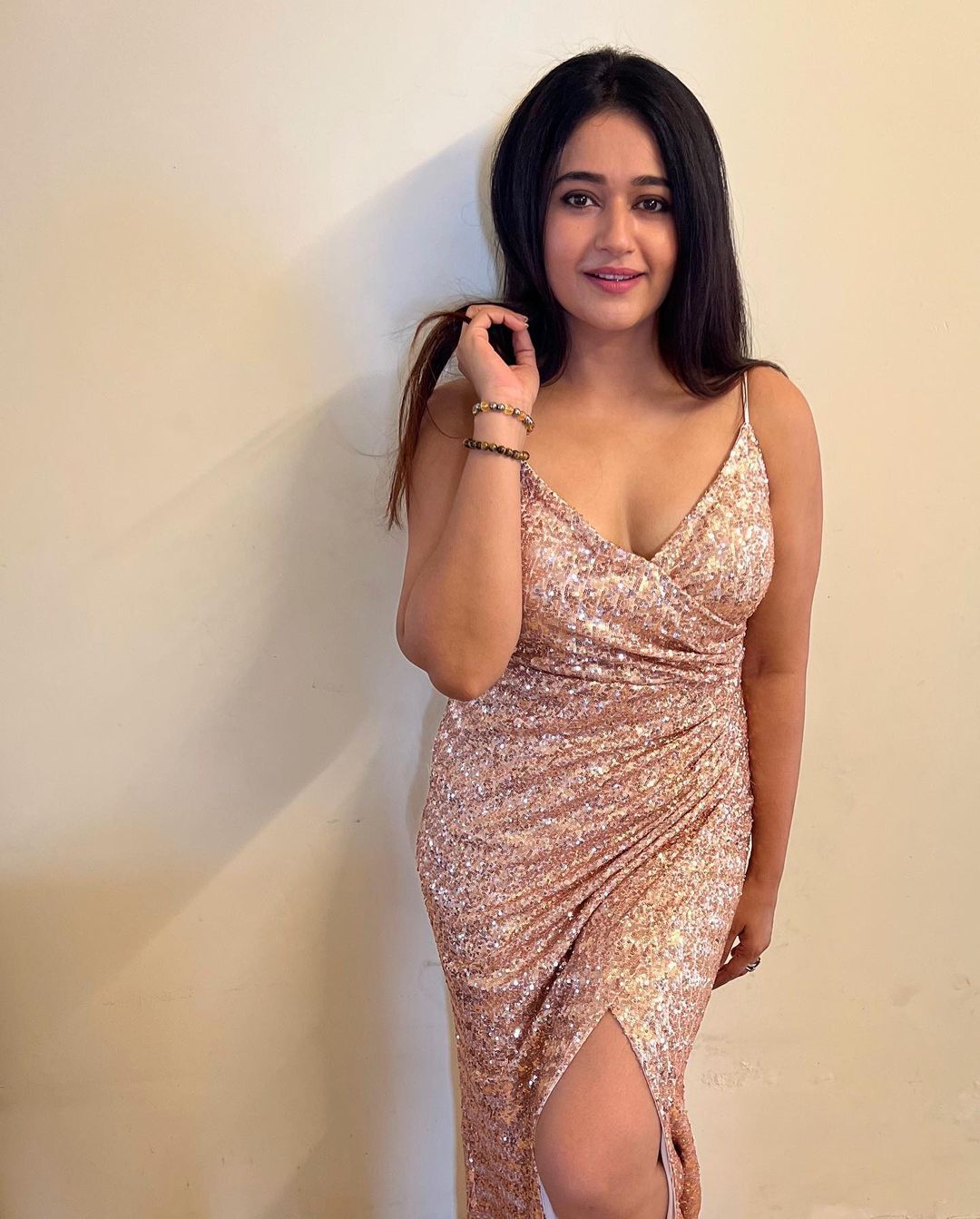 இப்படி சோம்பல் முறித்தால் எப்படி..ரசிகர்களை புலம்ப வைத்த பூனம் பாஜ்வா!