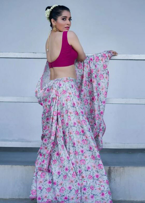 Anchor Rashmi Gautam: అదిరిపోయే ఫోజులతో రష్మీ రచ్చ.. చీరలోనూ సెగలు రేపేలా!