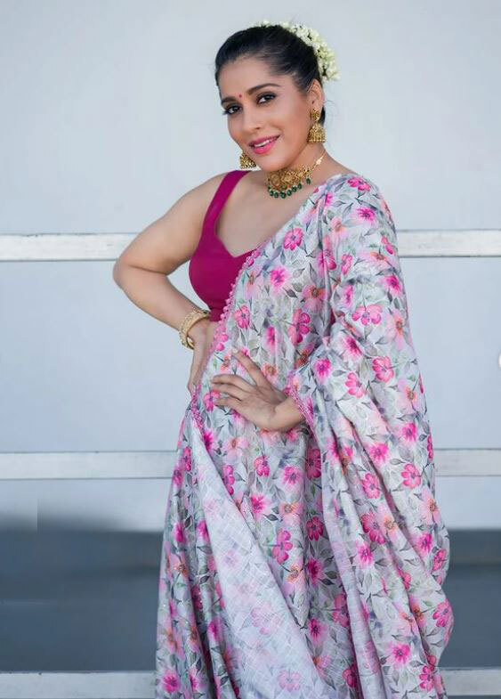 Anchor Rashmi Gautam: అదిరిపోయే ఫోజులతో రష్మీ రచ్చ.. చీరలోనూ సెగలు రేపేలా!