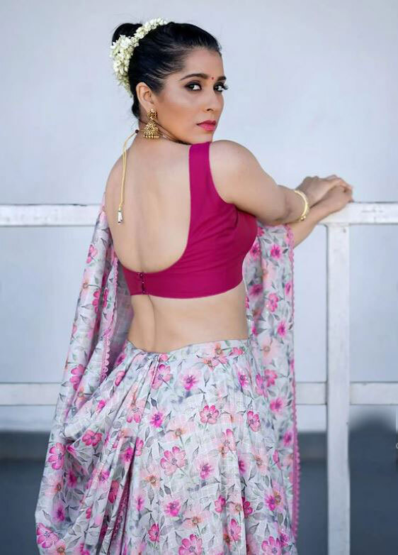 Anchor Rashmi Gautam: అదిరిపోయే ఫోజులతో రష్మీ రచ్చ.. చీరలోనూ సెగలు రేపేలా!