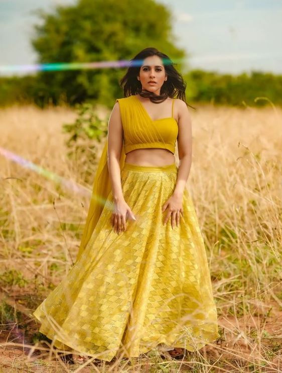 Anchor Rashmi Gautam: అదిరిపోయే ఫోజులతో రష్మీ రచ్చ.. చీరలోనూ సెగలు రేపేలా!