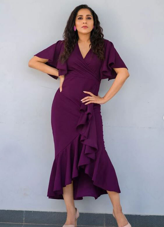 Anchor Rashmi Gautam: అదిరిపోయే ఫోజులతో రష్మీ రచ్చ.. చీరలోనూ సెగలు రేపేలా!