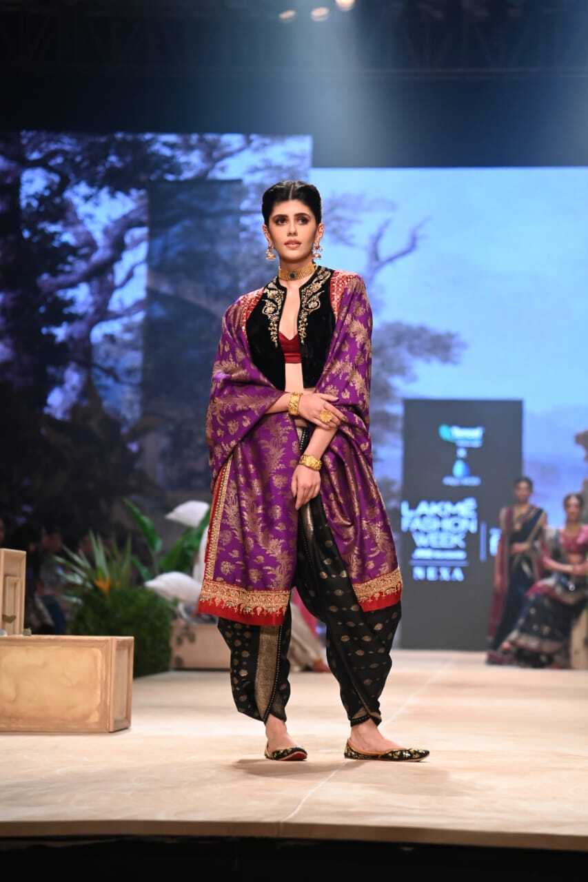 FDCI x Lakmé Fashion Week 2022: Sanjana Sanghi Gives Maharashtrian Look Stylish Twist As She Turns Showstopper