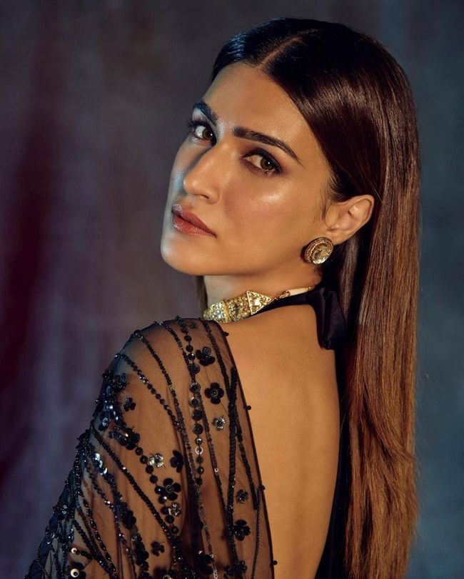 Kriti Sanon is a sight for sore eyes in this netted glitter black saree, see pics