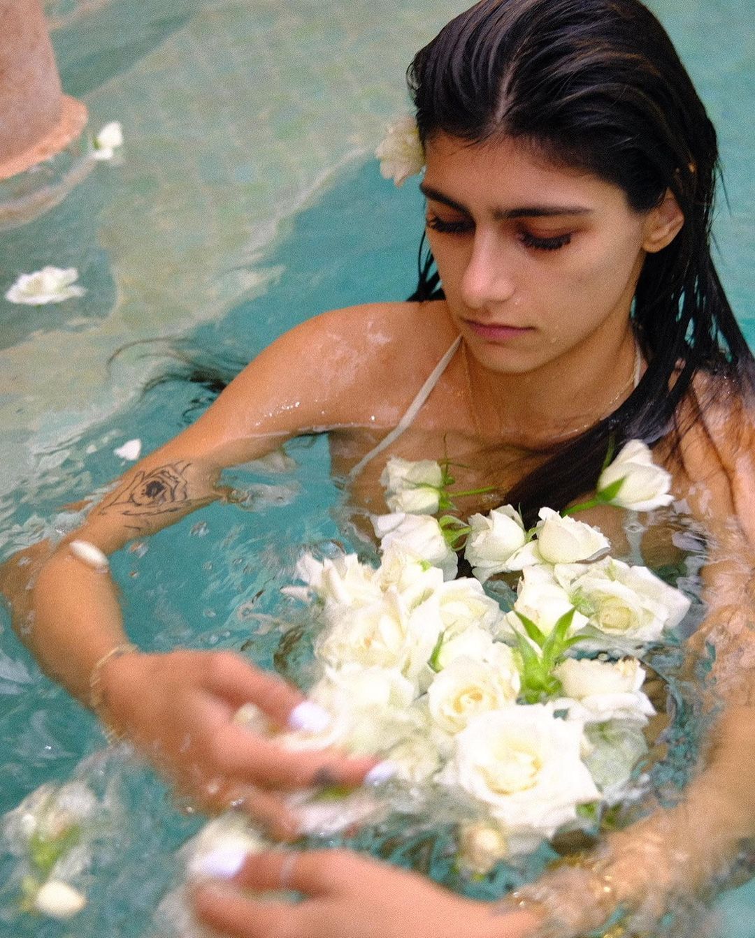 நீச்சல் குளத்தில் கவர்ச்சி குளியல்.. தீயாய் பரவும் மியா கலிஃபாவின் ஹாட் பிக்ஸ்!