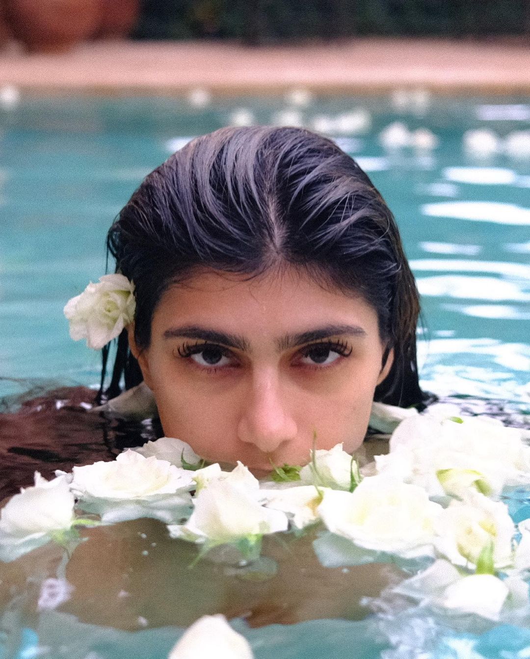 நீச்சல் குளத்தில் கவர்ச்சி குளியல்.. தீயாய் பரவும் மியா கலிஃபாவின் ஹாட் பிக்ஸ்!