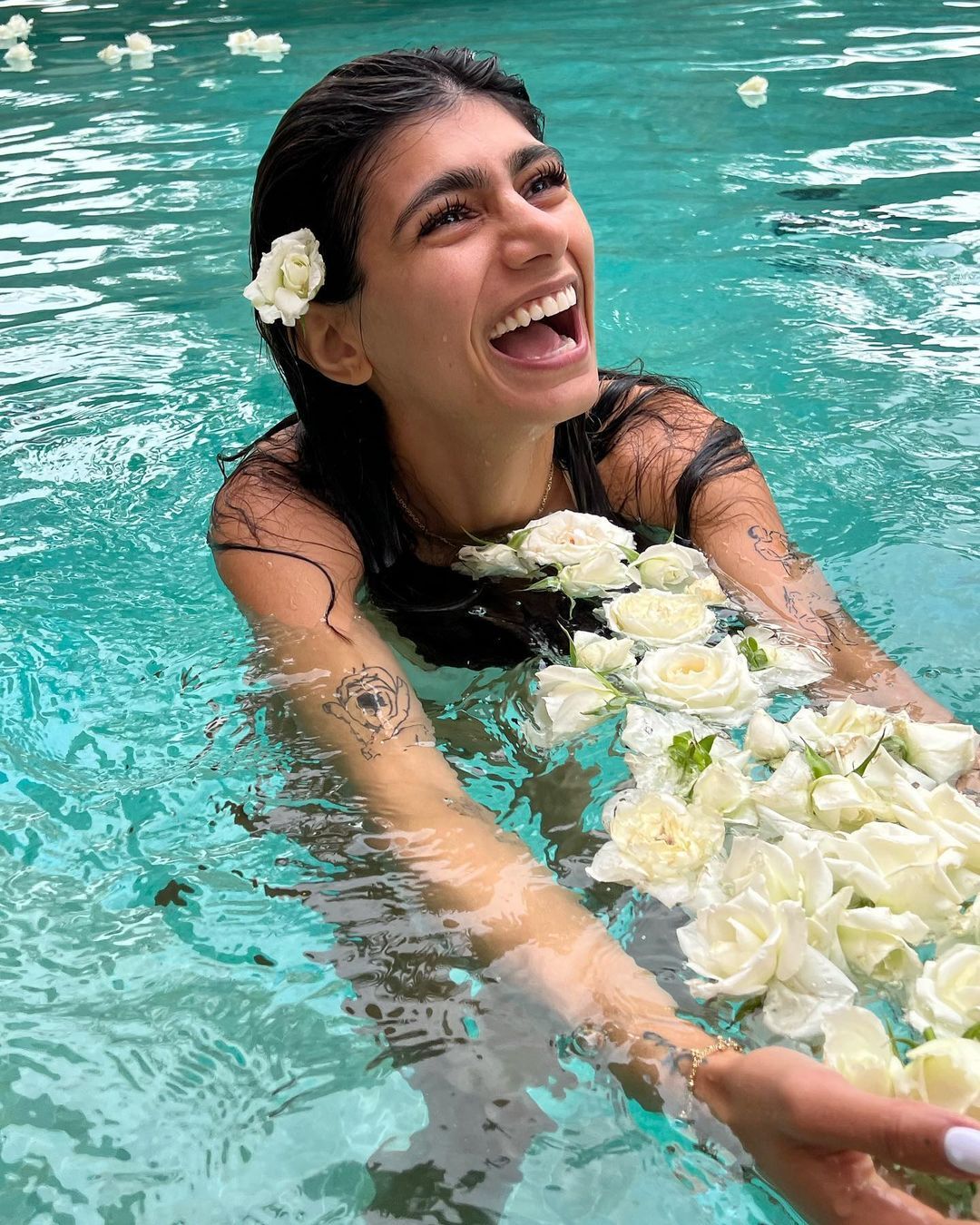 நீச்சல் குளத்தில் கவர்ச்சி குளியல்.. தீயாய் பரவும் மியா கலிஃபாவின் ஹாட் பிக்ஸ்!