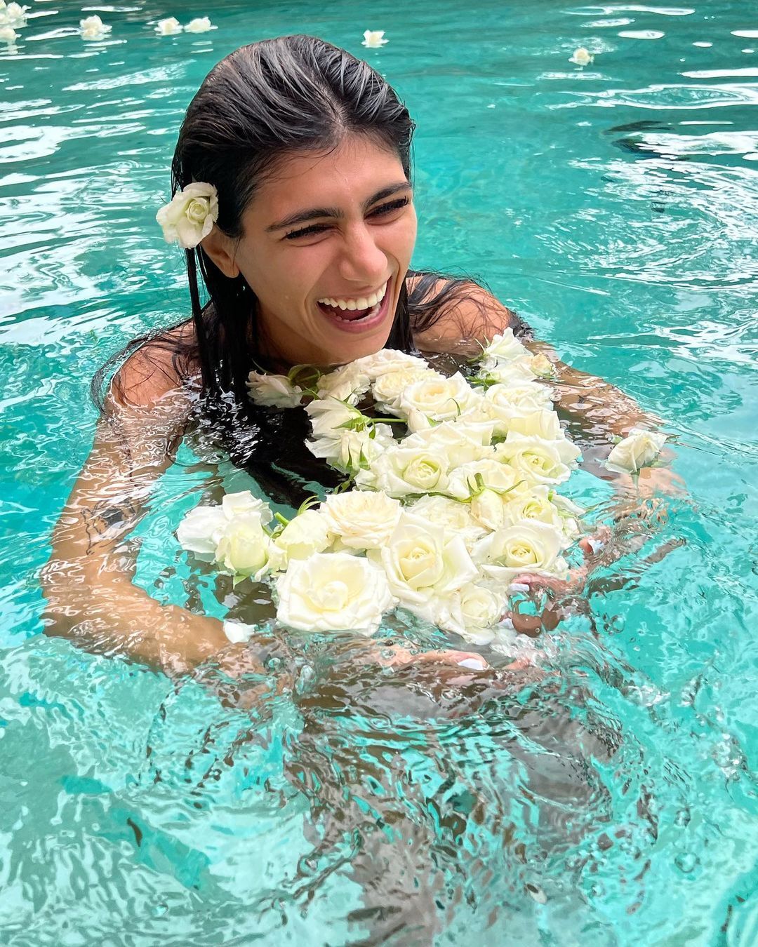 நீச்சல் குளத்தில் கவர்ச்சி குளியல்.. தீயாய் பரவும் மியா கலிஃபாவின் ஹாட் பிக்ஸ்!