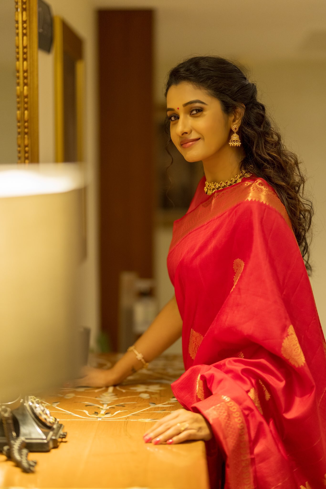 பட்டு சேலையில் பேரழகு..சிக்கென உடல் கட்டுடன் தேவதையாக ஜொலிக்கும் பிரியா பவானி சங்கர்!