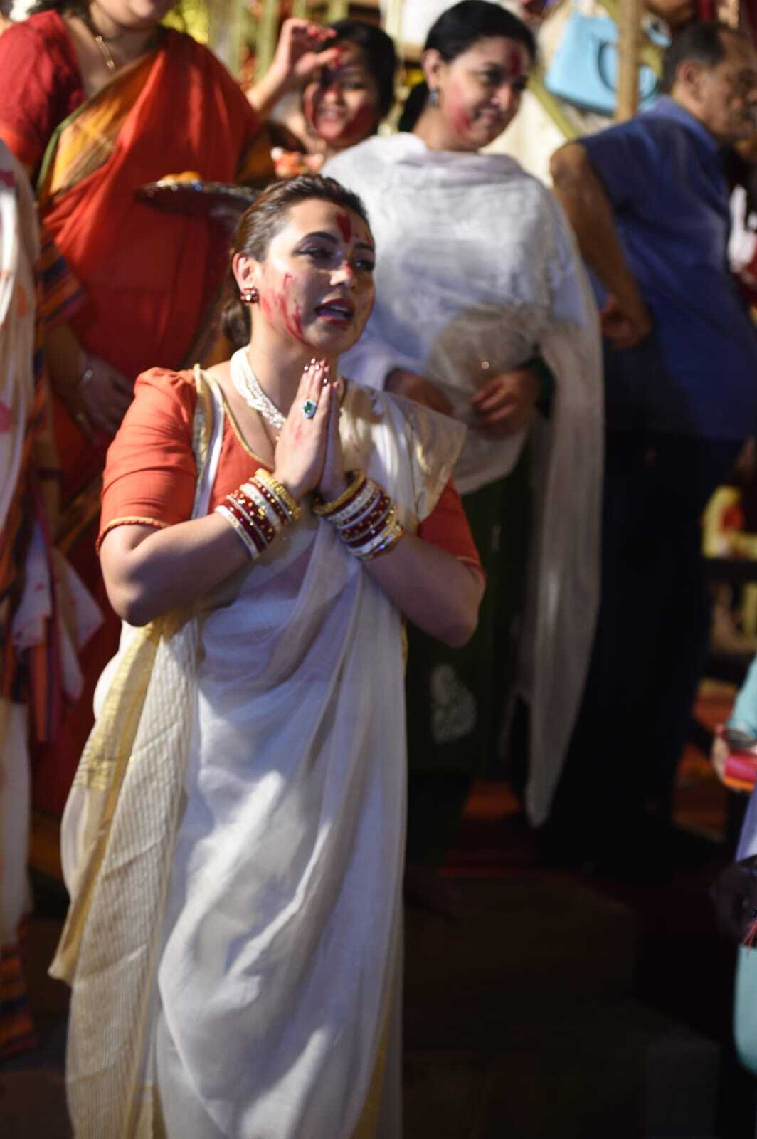 Rani Mukerji's Sindoor Khela Pictures Will Brighten Up Your Day