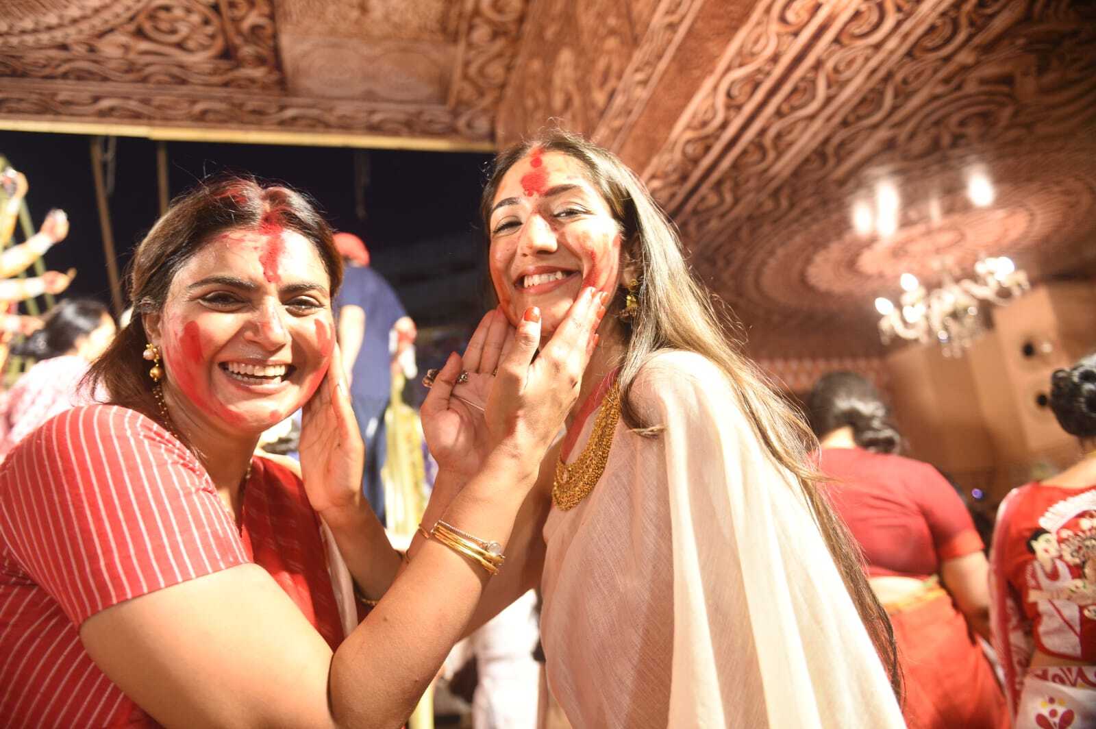 Rani Mukerji's Sindoor Khela Pictures Will Brighten Up Your Day