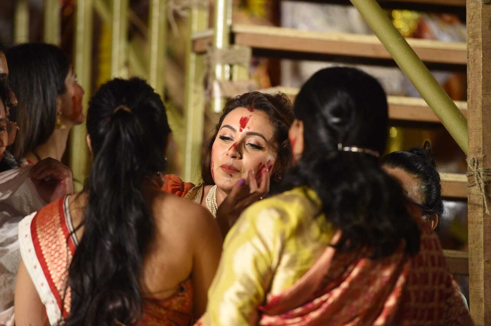 Rani Mukerji's Sindoor Khela Pictures Will Brighten Up Your Day