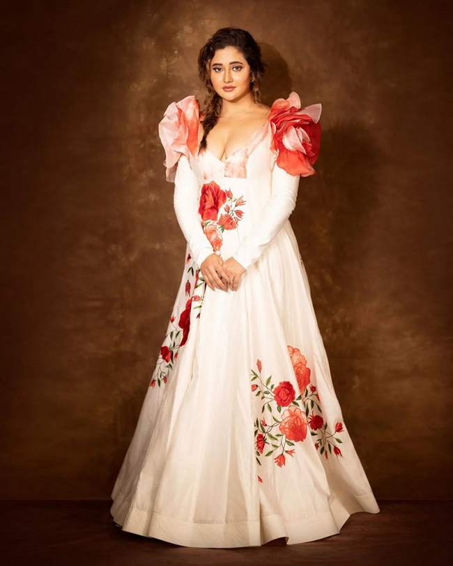Rashmi Desai Redefines Class In Her Latest Pictures - Filmibeat