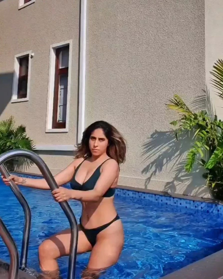 Singer Neha Bhasin Chilling in Bikini; Photos Goes Viral!